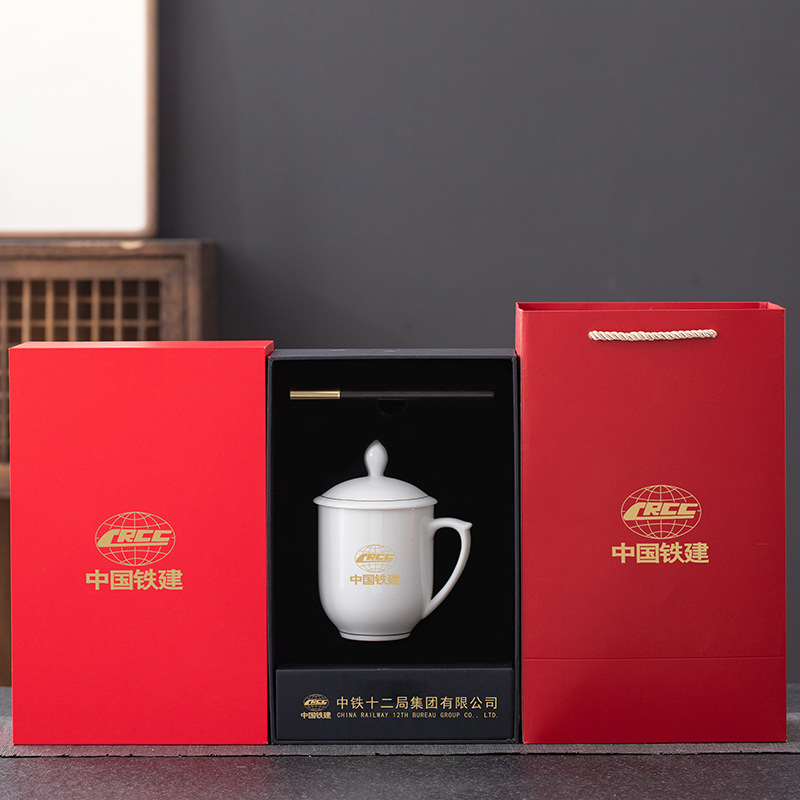 Tách Trà Ngọc Bích bằng sứ trắng và vàng, cốc nước bằng gốm sứ, hoạt động kinh doanh của công ty, logo in, hộp quà tặng cho khách hàng