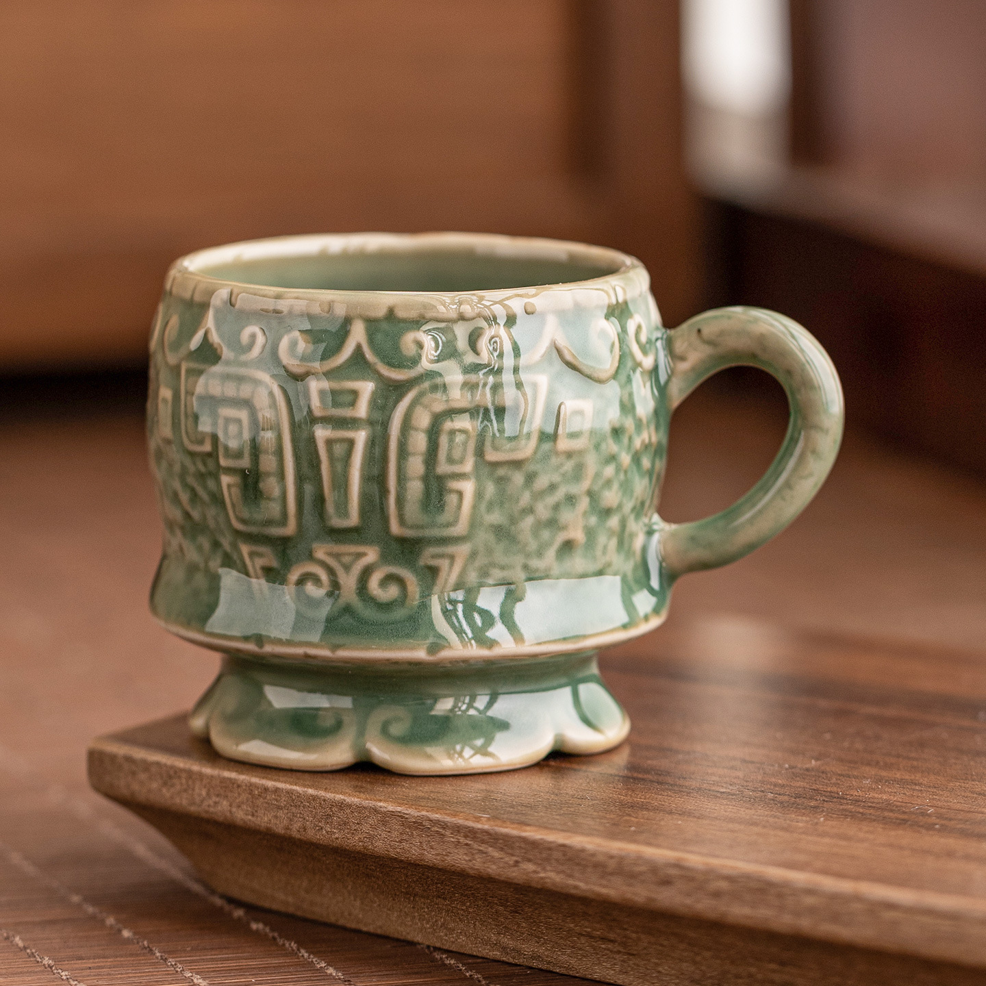 Nhà máy Yue Kiln Celadon cổ cốc chủ nhân cốc đơn Qingyun cừu hoa văn tay cầm cốc lớn cốc trà bộ trà cốc công phu