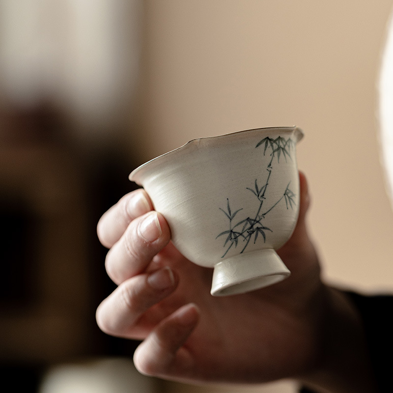 Màu hồng trắng vẽ tay miệng hoa tre cốc chân cao cốc gốm thô wabi phong cách Kung Fu cốc trà nếm trà cốc Chủ Nhỏ cốc đơn