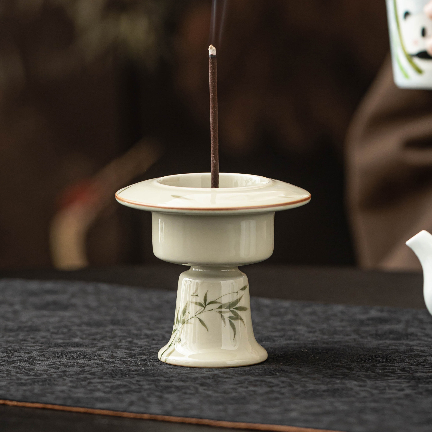 Vẽ tay màu xanh ngọc lục bảo hương thơm cắm hương thơm điểm hương thơm hương thơm mới phụ kiện trà đạo Trung Quốc gốm chân cao chân nến đơn