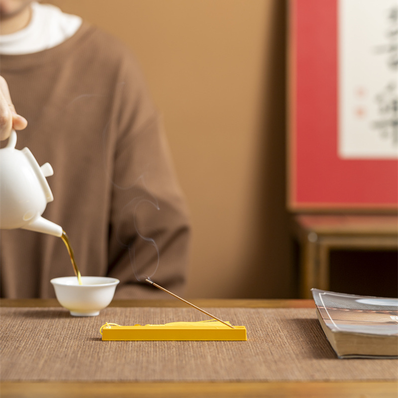 Lọ đốt trầm hương cổ điển sáng tạo với tua rua sen và gỗ đàn hương để khuếch tán hương thơm trong nhà.