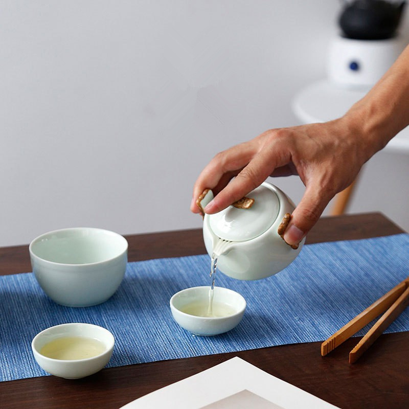 Bộ trà du lịch một ấm hai cốc đựng đồ uống khách nhanh bằng men ngọc ngoài trời LOGO công ty quà tặng doanh nghiệp