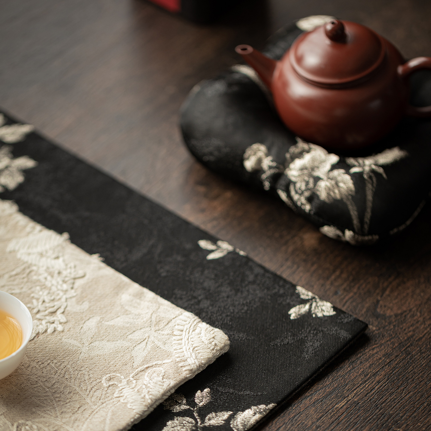 Khăn trải trà gia dụng bằng vải gấm thêu hoa mai, đệm ấm trà cờ trà, đệm bọt khô cách nhiệt chống bỏng, phụ kiện trà đạo