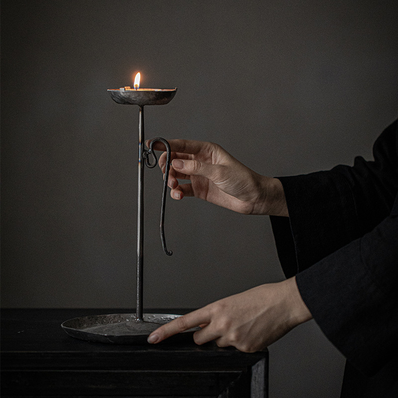 Phòng khách Zen bàn nến sắt nghệ thuật cổ điển bàn đèn dầu rèn tay rèn búa đèn nến bằng gang đồ trang trí phòng trà Homestay