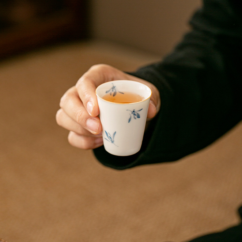 Vẽ tay bướm hoa lan nếm trà cốc chủ nhân tách trà cốc tráng men màu Kung Fu bộ trà gốm sứ cốc đơn sứ trắng cốc thơm