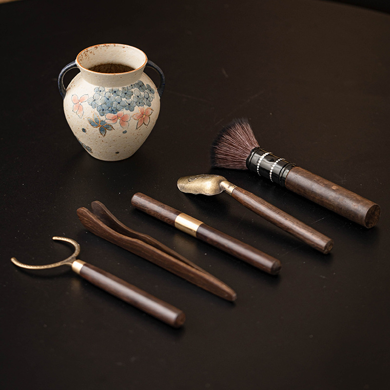 Bộ sáu quý ông trà đạo đỏ bằng đá lửa xanh trắng, ống trà đạo hoa cẩm tú cầu bằng vàng, phụ kiện bộ trà gia dụng bằng gốm