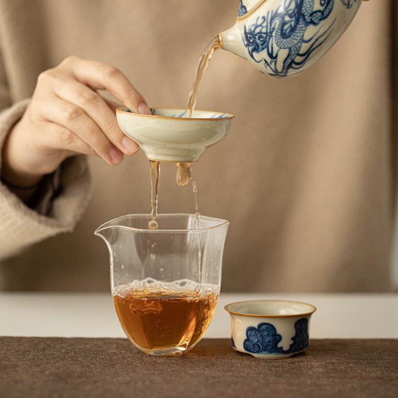 Bộ lọc trà họa tiết rồng trắng xanh Bộ lọc trà lọc trà lưới lọc trà một khối gốm sứ phụ kiện trà đạo Kung Fu