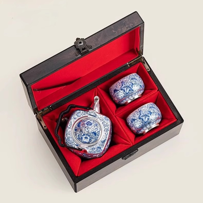 Bộ ấm chén trà Kung Fu cao cấp năm 2025, chất liệu gốm sứ, họa tiết hoa sen xanh trắng, mạ vàng mới.