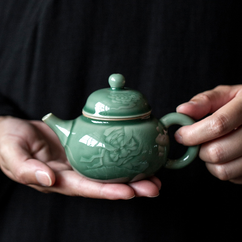 Ấm trà gốm sứ chạm khắc bóng men ngọc sang trọng nhẹ cao cấp ấm trà xanh Pu'er dung tích lớn nhỏ gia dụng ấm đơn Bộ trà Kung Fu