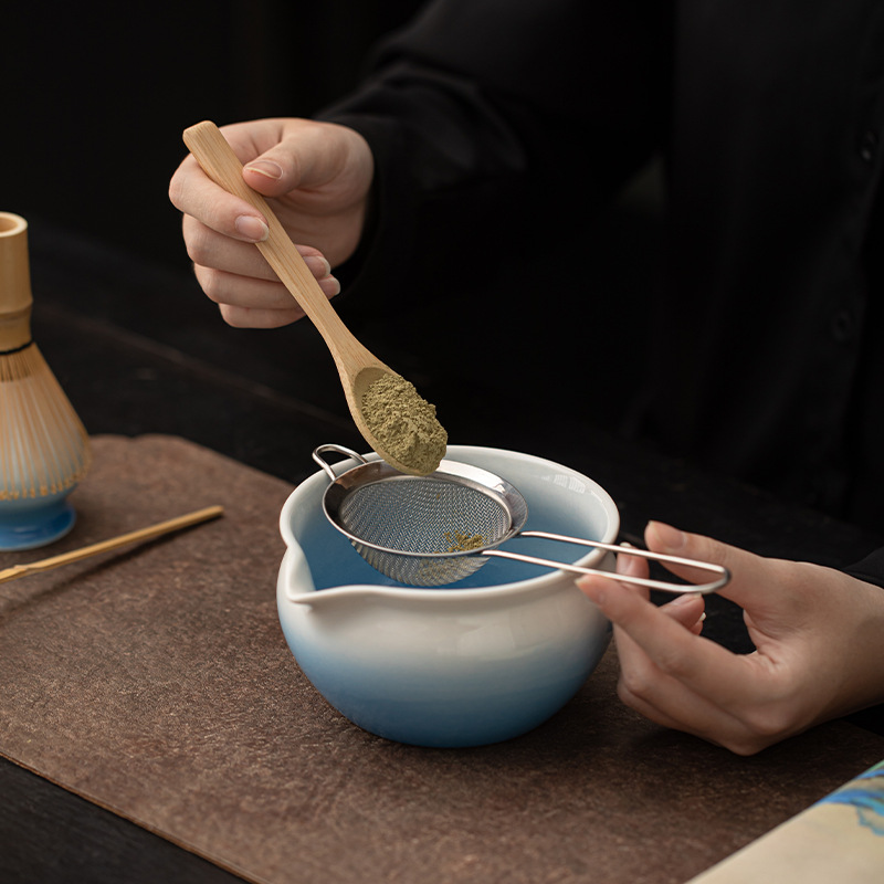 Bộ dụng cụ pha trà matcha gốm sứ 8 món, gồm chén trà, dụng cụ đánh matcha, giá đỡ, bộ lọc, và phụ kiện hoàn chỉnh.