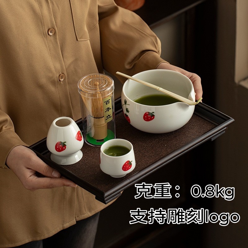 Bộ dụng cụ pha trà matcha gốm sứ kiểu Nhật, gồm bát matcha, dụng cụ đánh matcha, tách trà và bột matcha.