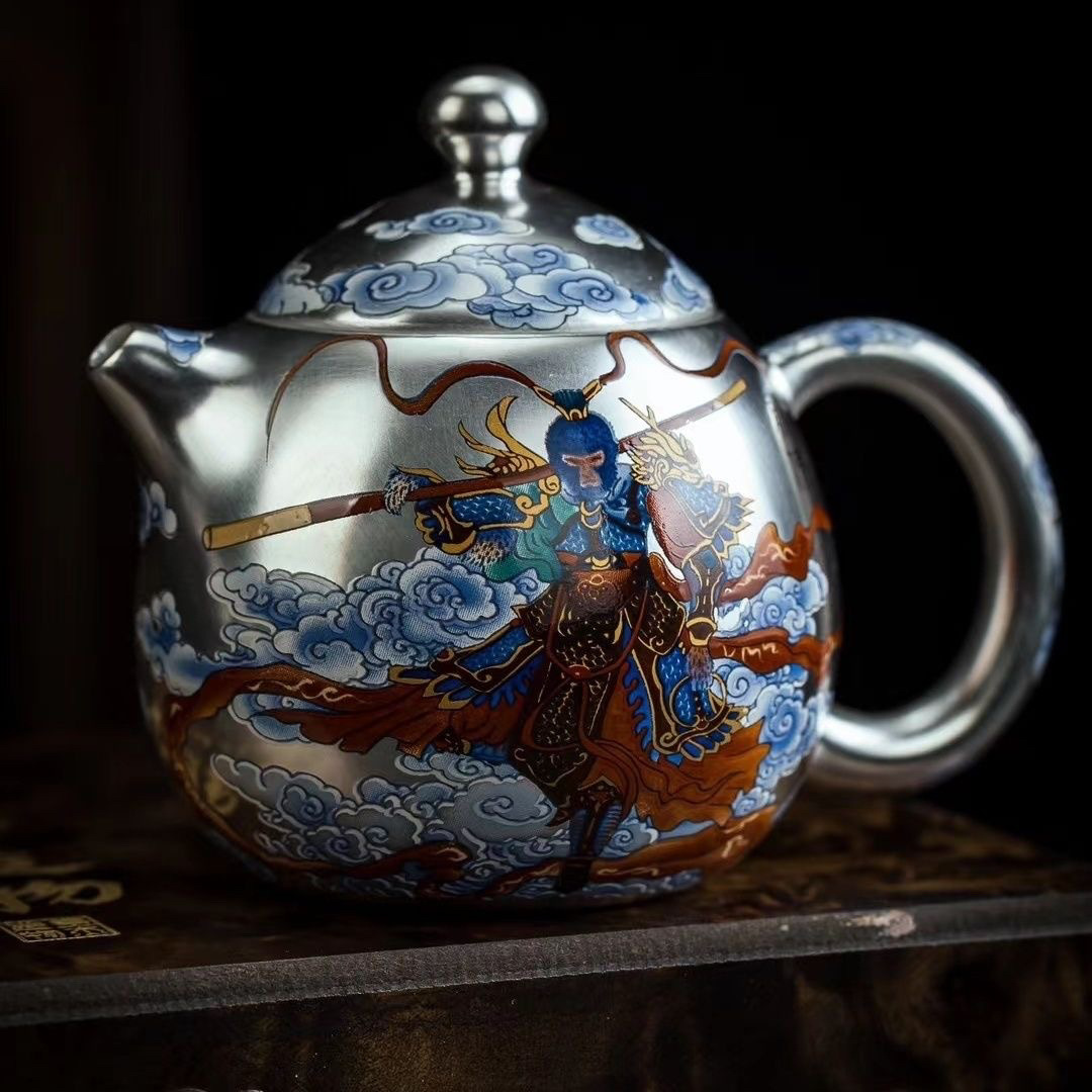 Bộ ấm chén bạc cao cấp Trung Quốc phong cách Kung Fu, gồm 1 ấm và 2 chén, mạ vàng, thương hiệu Chu Hồng Kiệt.