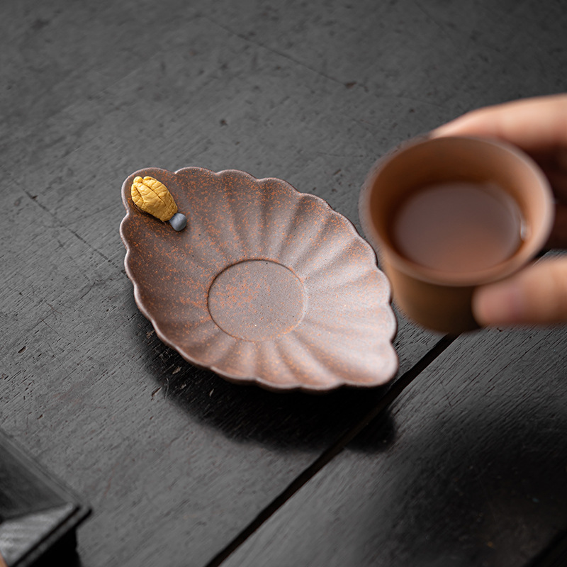 Cốc có mùi thơm từ bùn đá nhào bằng tay