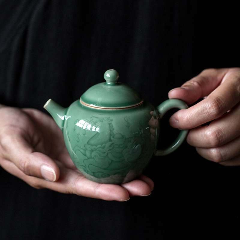 Ấm trà gốm sứ chạm khắc bóng men ngọc sang trọng nhẹ cao cấp ấm trà xanh Pu'er dung tích lớn nhỏ gia dụng ấm đơn Bộ trà Kung Fu