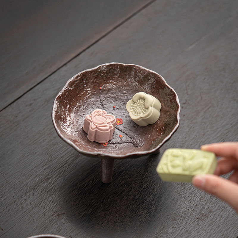 Đĩa hoa quả gốm thô ba chân sáng tạo thủ công, đĩa giải khát Gốm Sứ Cổ Điển gia dụng phòng khách, đĩa ăn nhẹ hạt dưa trái cây sấy khô