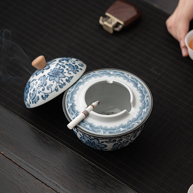Gạt tàn gốm sứ có nắp chống tro bay gia dụng phòng khách văn phòng sáng tạo gạt tàn đồ trang trí mặt bàn trắng xanh cổ điển