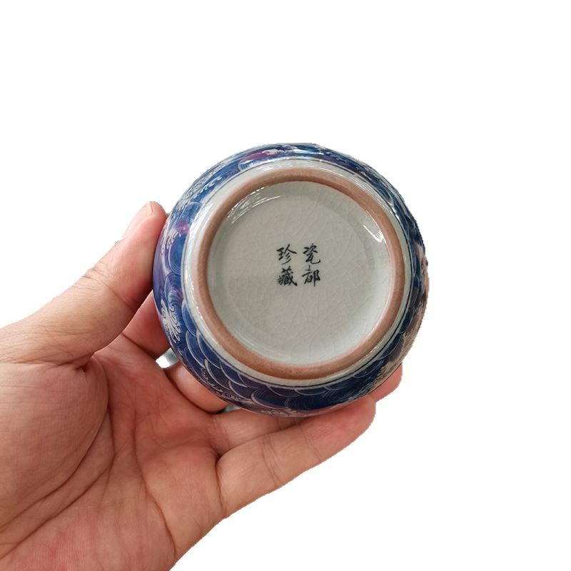 Cốc sứ cổ điển cao cấp họa tiết cá Koi, men xanh trắng, vẽ tay, chất liệu gốm Jingdezhen, kiểu dáng Kungfu.