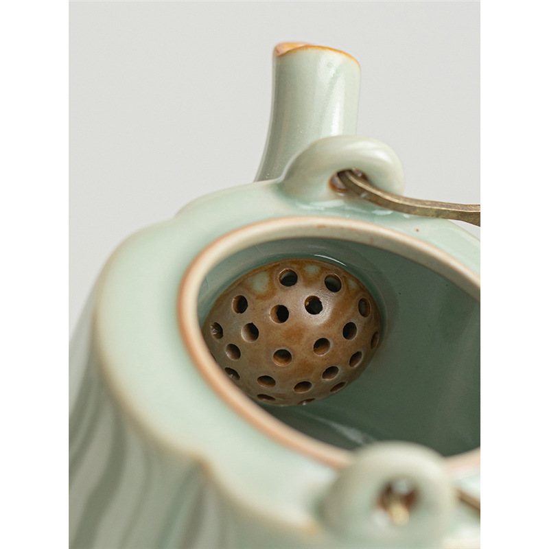 Bộ ấm trà du lịch năm lò nung nổi tiếng trong Bảo tàng Cung điện