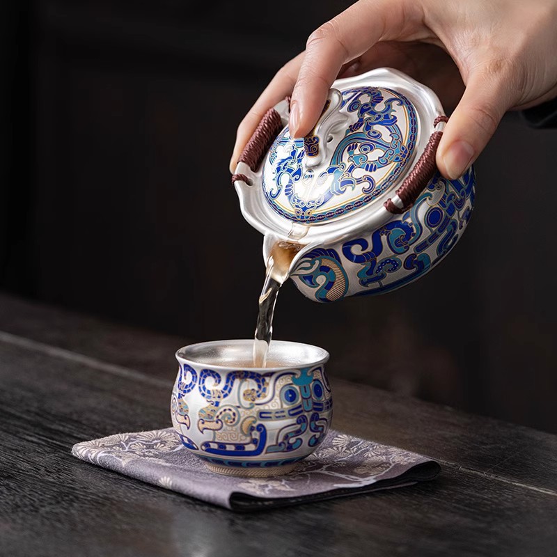 Bộ ấm chén trà Kung Fu bạc mạ vàng, một ấm và hai chén, ấm chén cao cấp sang trọng, quà tặng doanh nghiệp thiết thực dành cho giáo viên