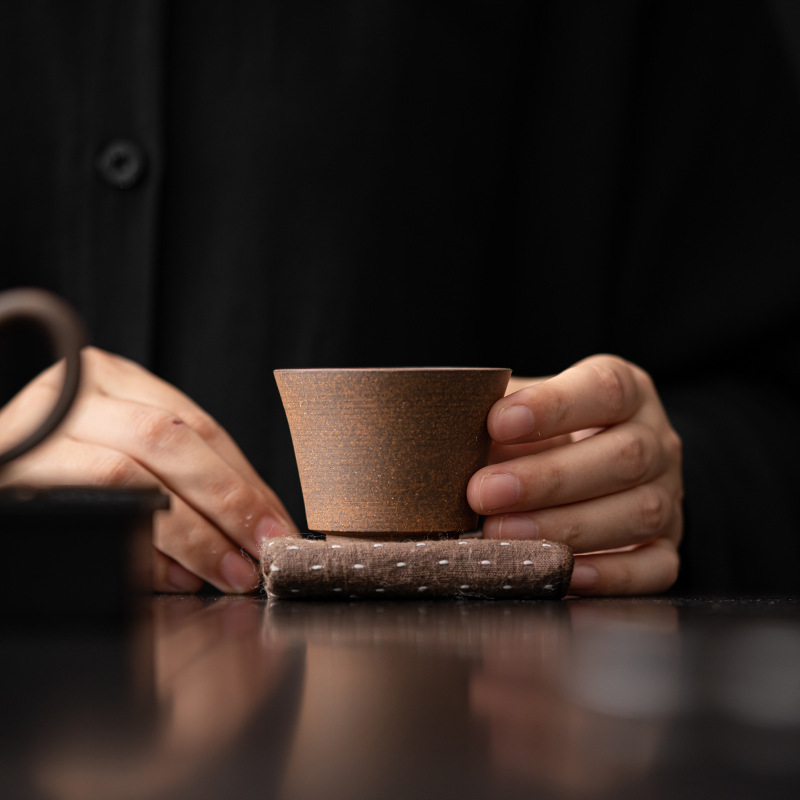 Cốc có mùi thơm từ bùn đá nhào bằng tay