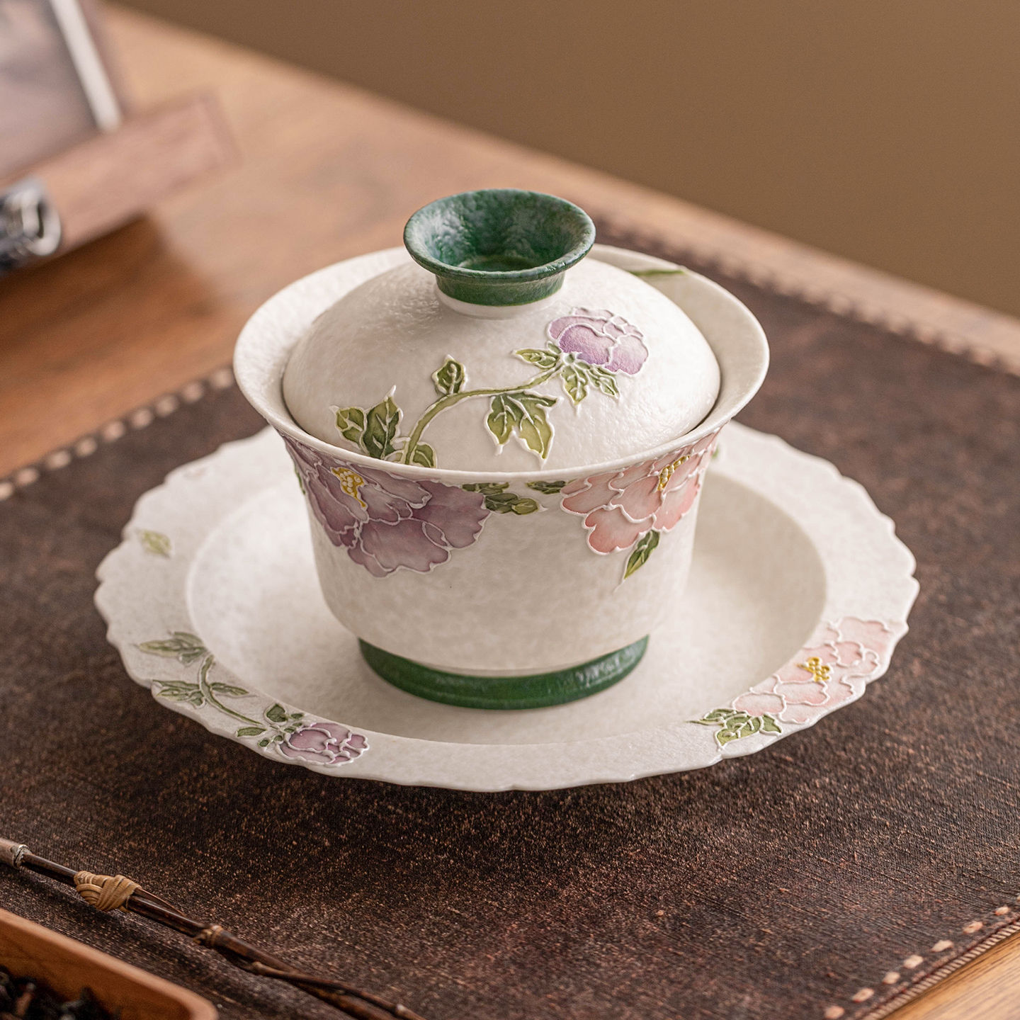 Nhà máy đá mỏ trắng hai chiếc bát có nắp đậy bằng tay đống chạm khắc hoa mẫu đơn cốc trà Kung Fu cốc trà cao cấp cốc trà gốm sứ