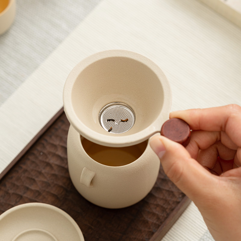 Lọc trà màu be lọc trà lọc trà lọc lưới lọc trà cốc công tắc Tích hợp Bộ trà gốm sứ phụ kiện Phễu pha trà