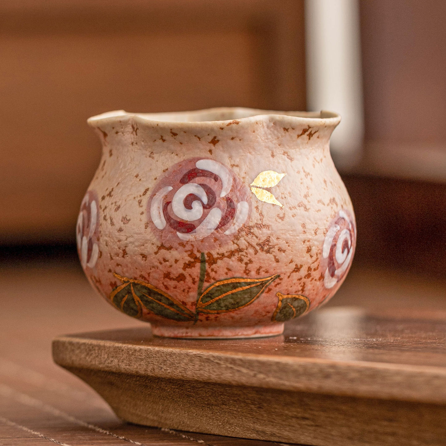 Bộ ấm chén trà Kung Fu cao cấp, chất liệu đá lửa xanh trắng, chén trà đỏ, họa tiết hoa hồng vàng, dành cho người dùng cá nhân.