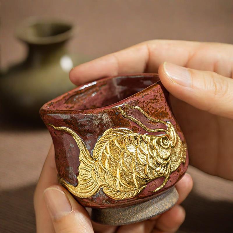 Đá khoáng đốt củi với cá mỗi năm, cốc chủ với tranh vàng, cốc trà kung fu gốm thủ công, cốc trà gốm, cốc đơn