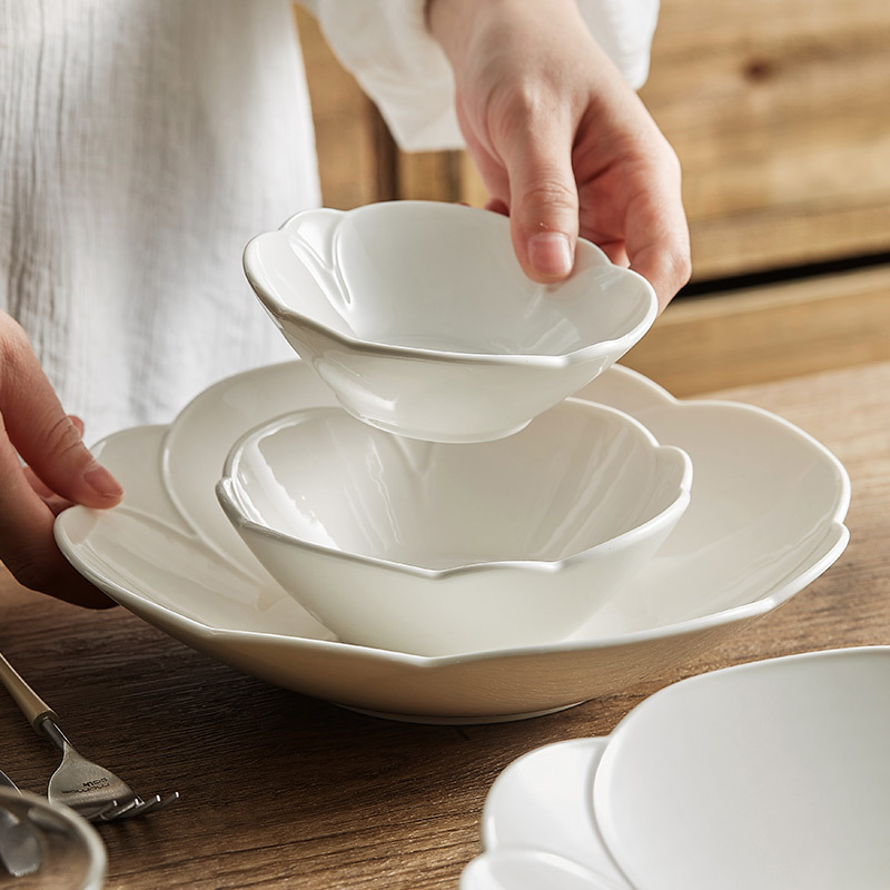 Bát đĩa hình cánh hoa Dehua dùng trong gia đình, mẫu cao cấp mới năm 2025 dành cho câu lạc bộ, khách sạn và nhà hàng, bát salad, bát súp và mì kiểu Nhật bằng gốm.