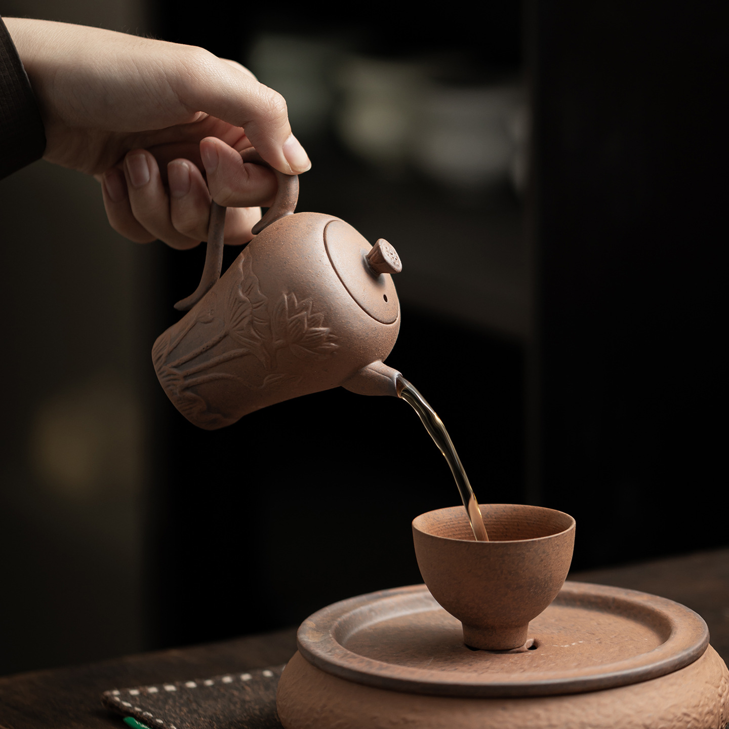 Ấm đun hoa sen uốn cong bùn đá cũ gốm thô dụng cụ pha trà kungfu cổ điển kiểu Trung Quốc gia dụng ấm pha trà chống bỏng dùng cá nhân
