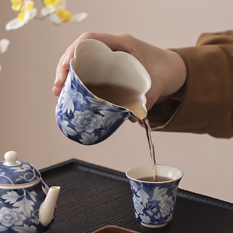 Cốc công bằng gốm sứ màu xanh và trắng Yuan cổ