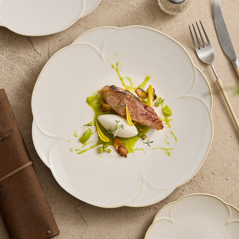 Đĩa phẳng cánh hoa màu be, đĩa gốm, đĩa thức ăn gia dụng, đĩa ăn không quy tắc, đĩa bít tết cao cấp, đĩa ăn Tây