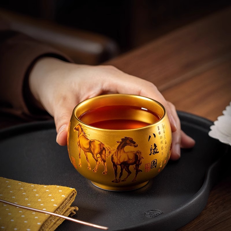 Chén trà của chủ nhân gốm sứ mạ vàng hình ảnh tám con ngựa của đất nước