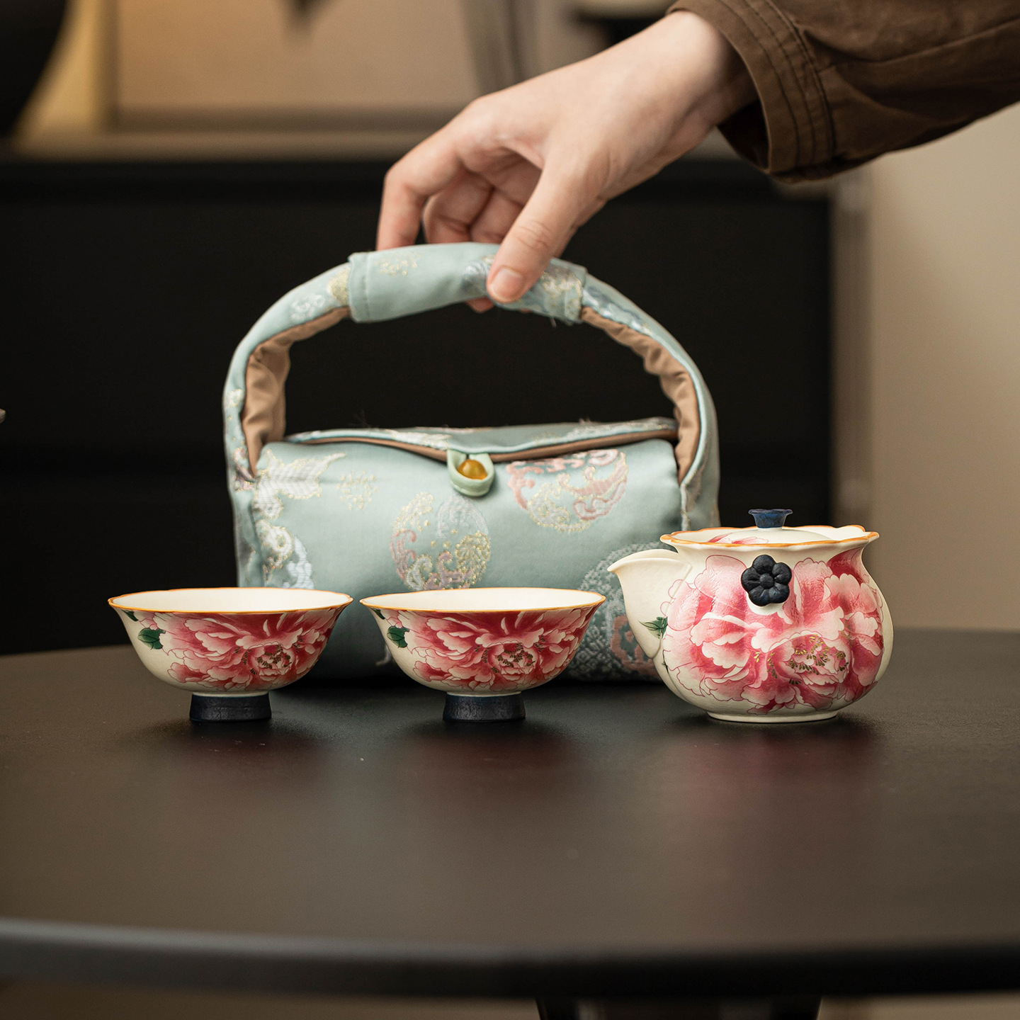 Đá mỏ hoa trắng miệng cầm tay bộ cốc chủ nhân một bình hai cốc hoa mẫu đơn vàng bộ trà nữ gốm sứ chống bỏng tay