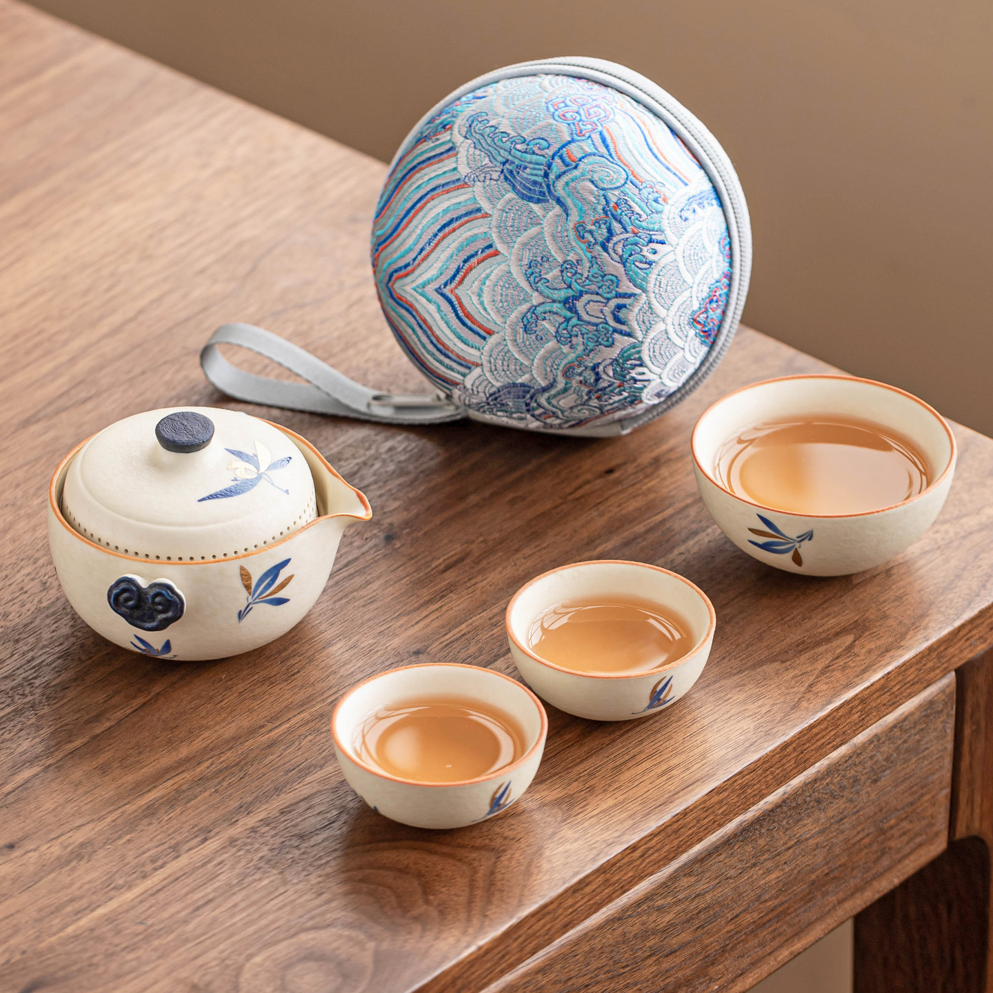 Bộ ấm trà du lịch gốm sứ, cốc trà trắng mỏ đá, ấm pha trà, hoa lan bướm vàng, cốc khách di động ngoài trời