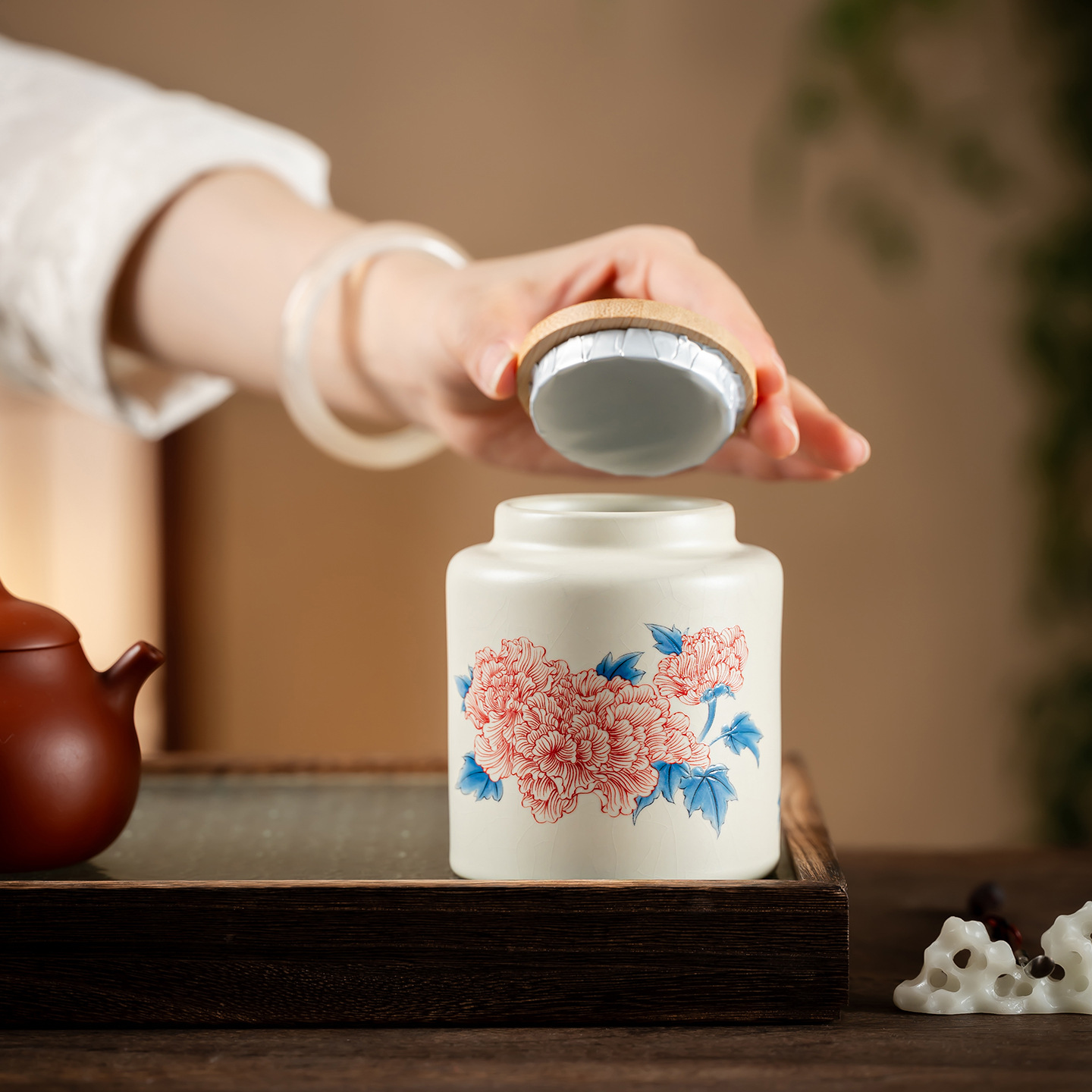 Ru Kiln Hộp đựng trà hoa dâm bụt Hộp đựng du lịch nhỏ cầm tay Hộ gia đình Gốm sứ chống ẩm Hộp đựng trà Pu'er.