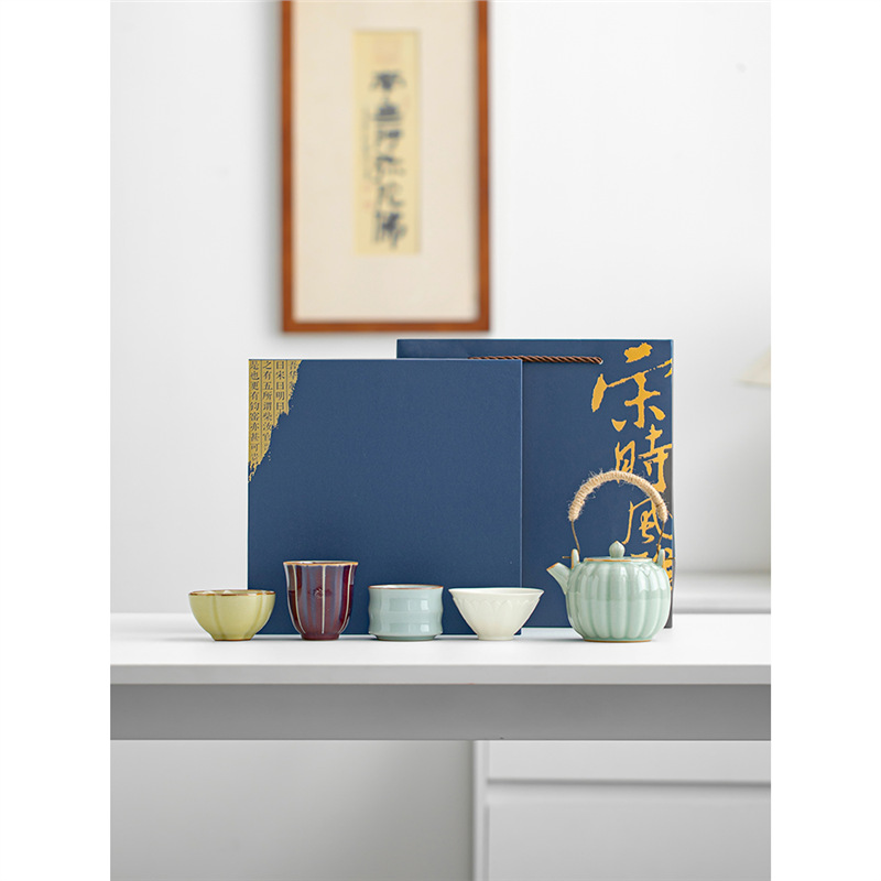 Bộ ấm trà năm lò nung nổi tiếng trong Bảo tàng Cung điện