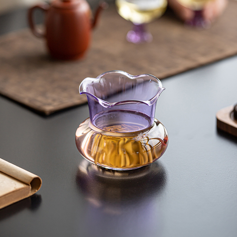 Bàn trà nhỏ bằng kính, bình đựng nước thải trà, xô đựng cặn trà, bình chứa nước lớn, chậu nước, dụng cụ rửa trà, phụ kiện trà đạo