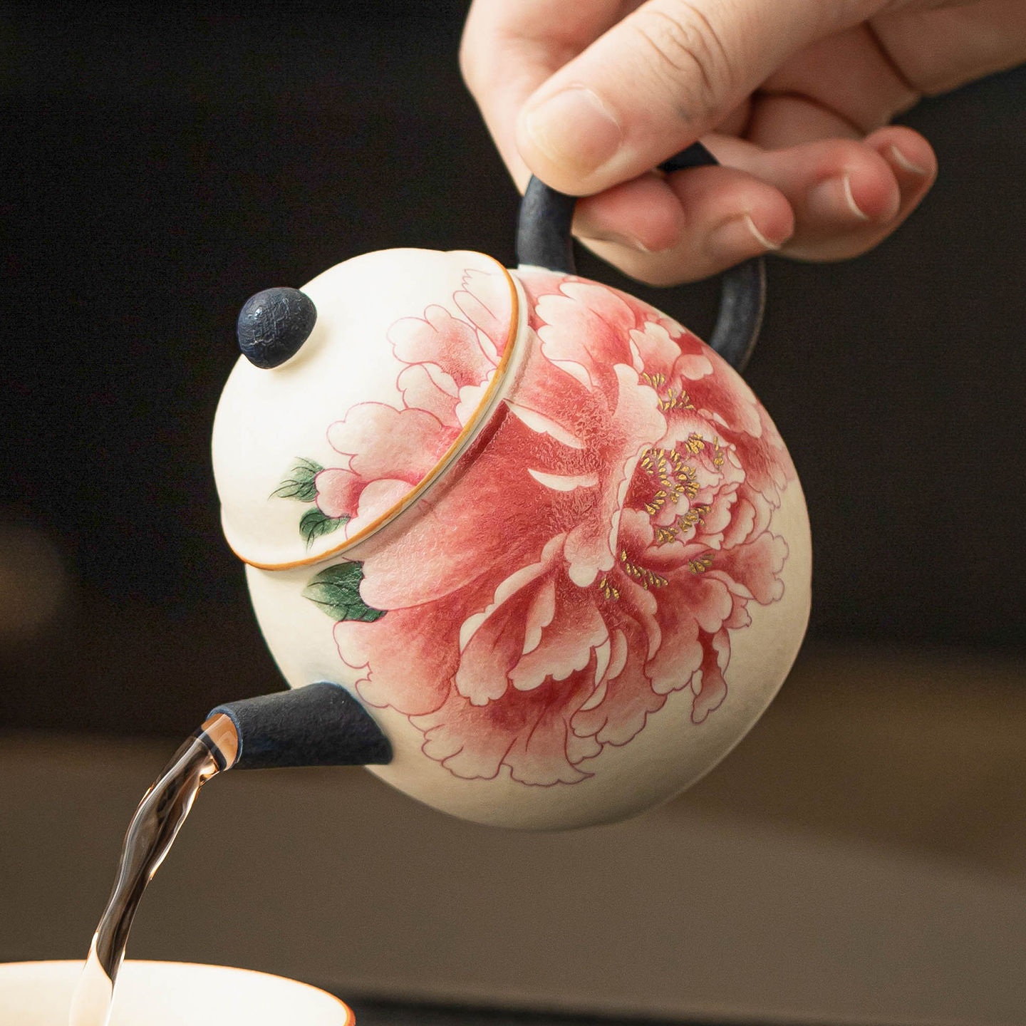 Ấm trà gốm trắng mỏ đá Ấm trà hình quả lê hoa mẫu đơn sơn vàng kiểu Trung Quốc Ấm tay chống bỏng tinh xảo Ấm trà lọc ấm đơn