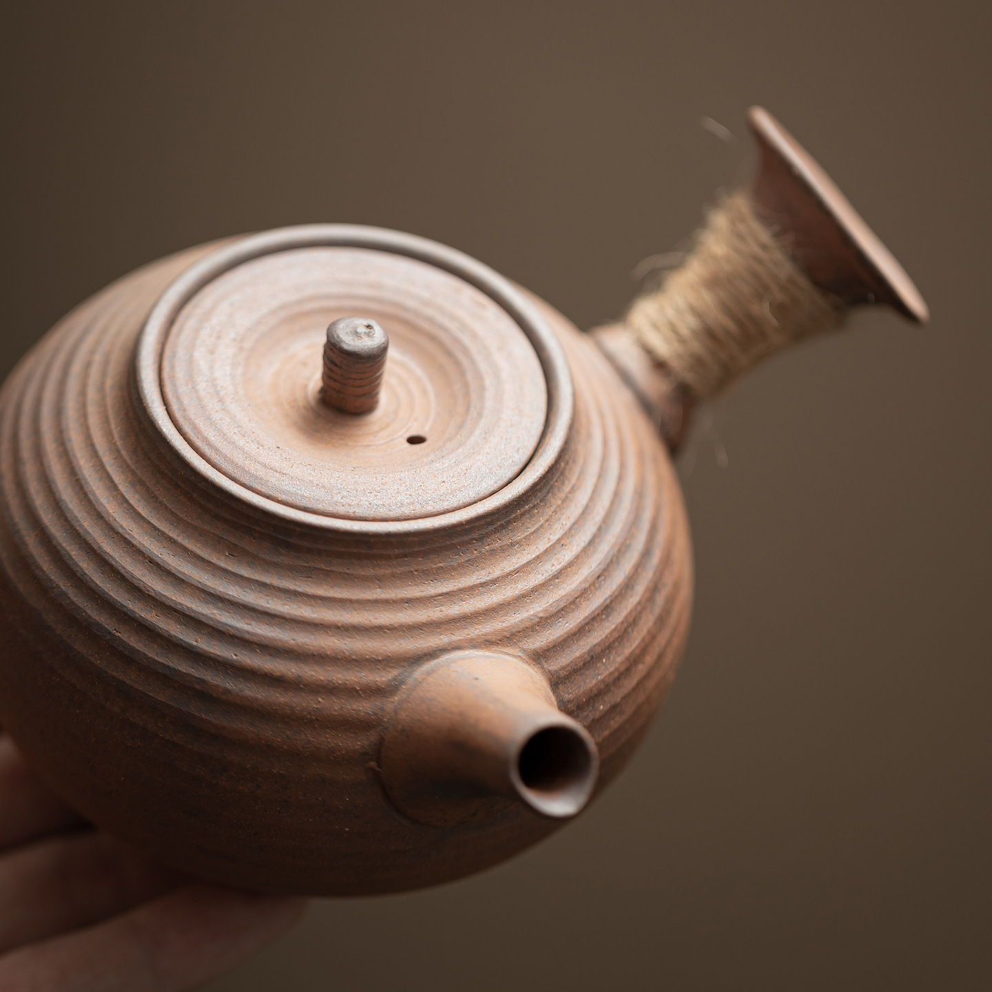 Ấm tay cầm cần râu gấp bằng đất sét đá cũ ấm pha trà gia dụng cổ điển ấm cầm tay chống bỏng bộ trà Kung Fu gốm sứ ấm đơn