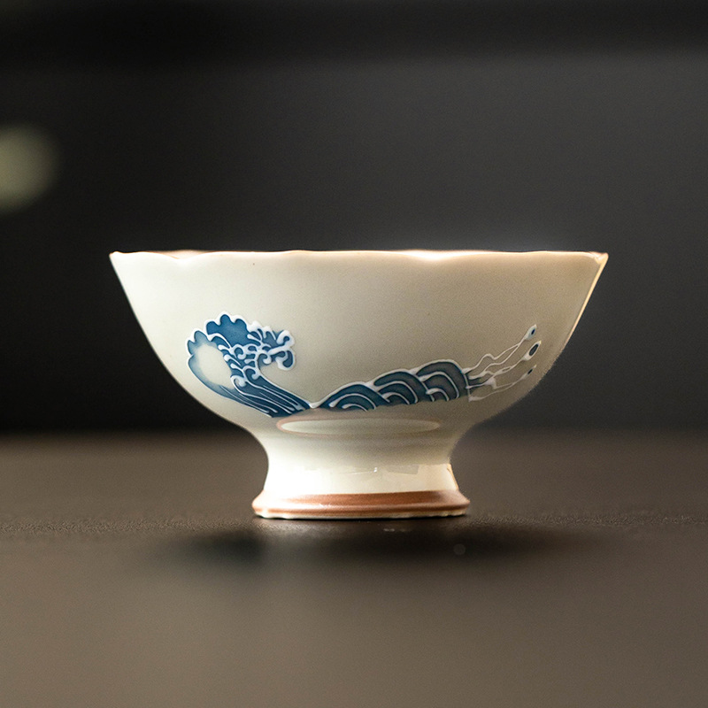 Nhà máy xếp chồng chạm khắc sóng biển chân cao miệng hoa tách trà cốc chủ nhân bộ trà Trung Quốc vẽ tay tách trà cốc trà