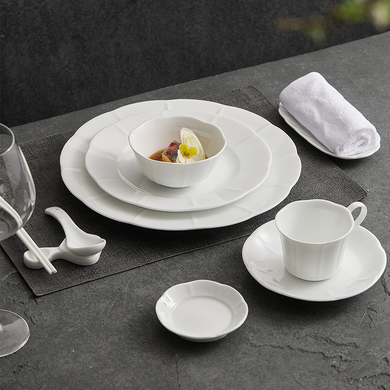 Bộ bát đĩa sứ trắng Dehua cảm giác cao cấp gia dụng ren bát cơm một người ăn khách sạn thương mại bàn ăn kết hợp bộ đồ ăn