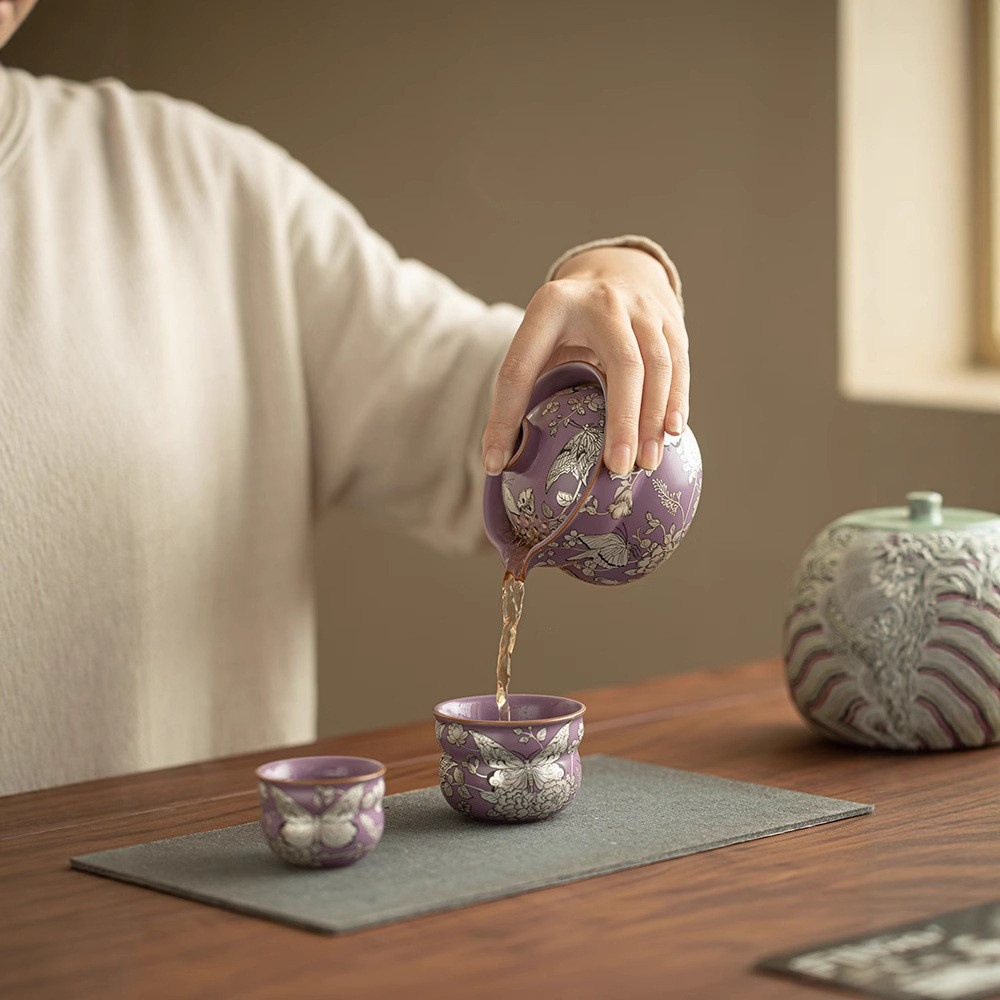 Bộ ấm trà giả thời nhà Tống Ru Kiln mạ bạc hình bướm tình yêu với hai cốc, Bộ trà du lịch nhanh ngoài trời di động.