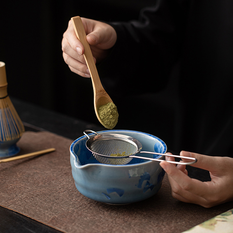 Bộ dụng cụ pha trà Nhật Bản gồm 8 món: chén trà, dụng cụ đánh trà, rây trà, men gốm nung kết tinh thể hình bán xoắn hoa băng matcha.