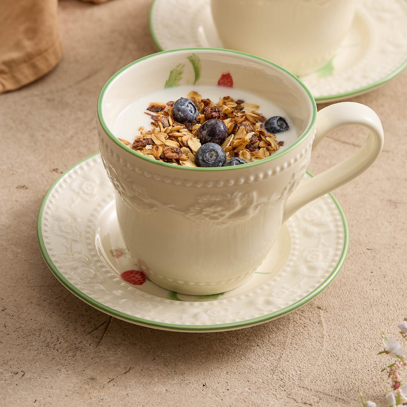 Ly cà phê dâu tây dập nổi có đĩa cốc cốc sứ cốc uống nước gia đình cốc sữa chua có giá trị cao có tay cầm