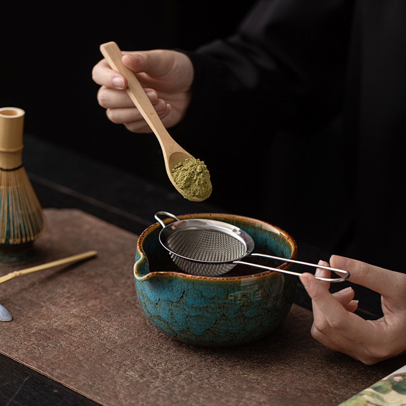 Bộ ấm chén trà gốm sứ 8 món với bát matcha, dụng cụ đánh matcha, lưới lọc trà, bàn chải trà và giá đỡ.