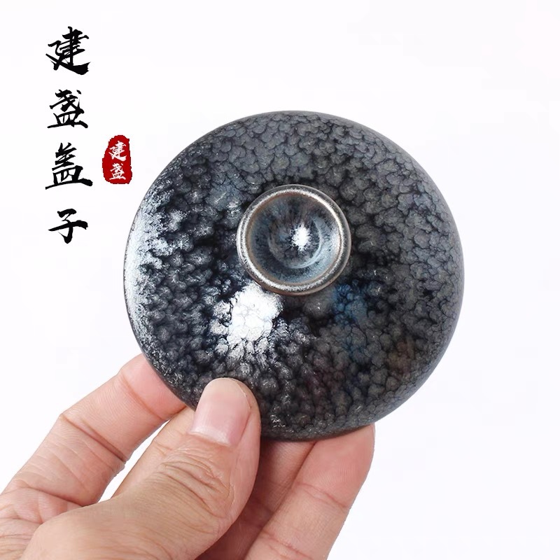 Jianyang Jianzhan Sancai có nắp đậy cốc trà giá đỡ dưới cùng lốp sắt thủ công, Phụ Kiện Bộ Trà Công Phu màu xanh Kỳ Lân trăm hoa