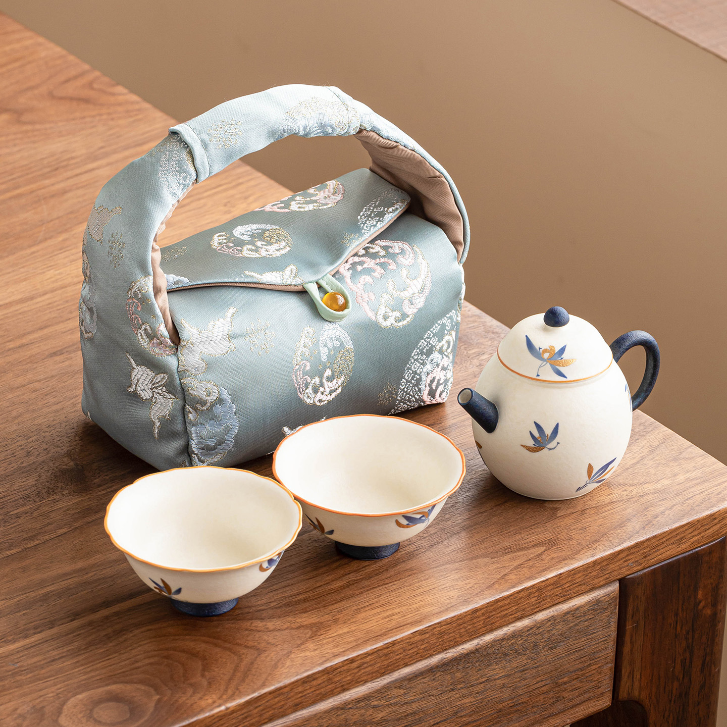 Bình hoa lan hồ điệp vàng hình quả lê trong mỏ đá, bộ đồ gốm sứ đặc biệt cho trà, một bình và hai cốc, bộ trà Kung Fu cầm tay