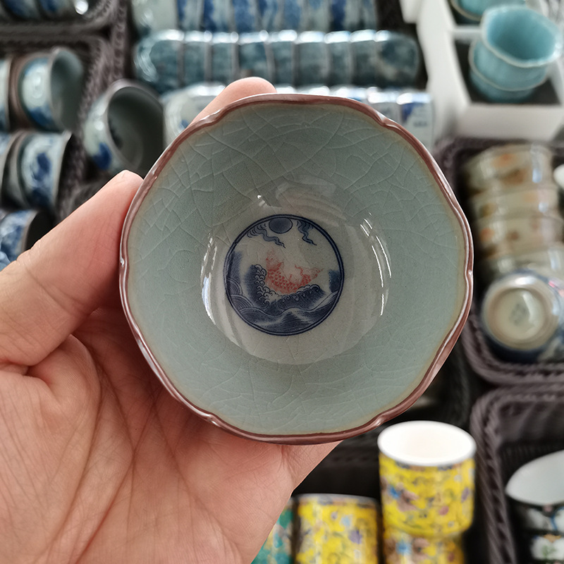Cốc sứ cổ điển cao cấp họa tiết cá Koi, men xanh trắng, vẽ tay, chất liệu gốm Jingdezhen, kiểu dáng Kungfu.