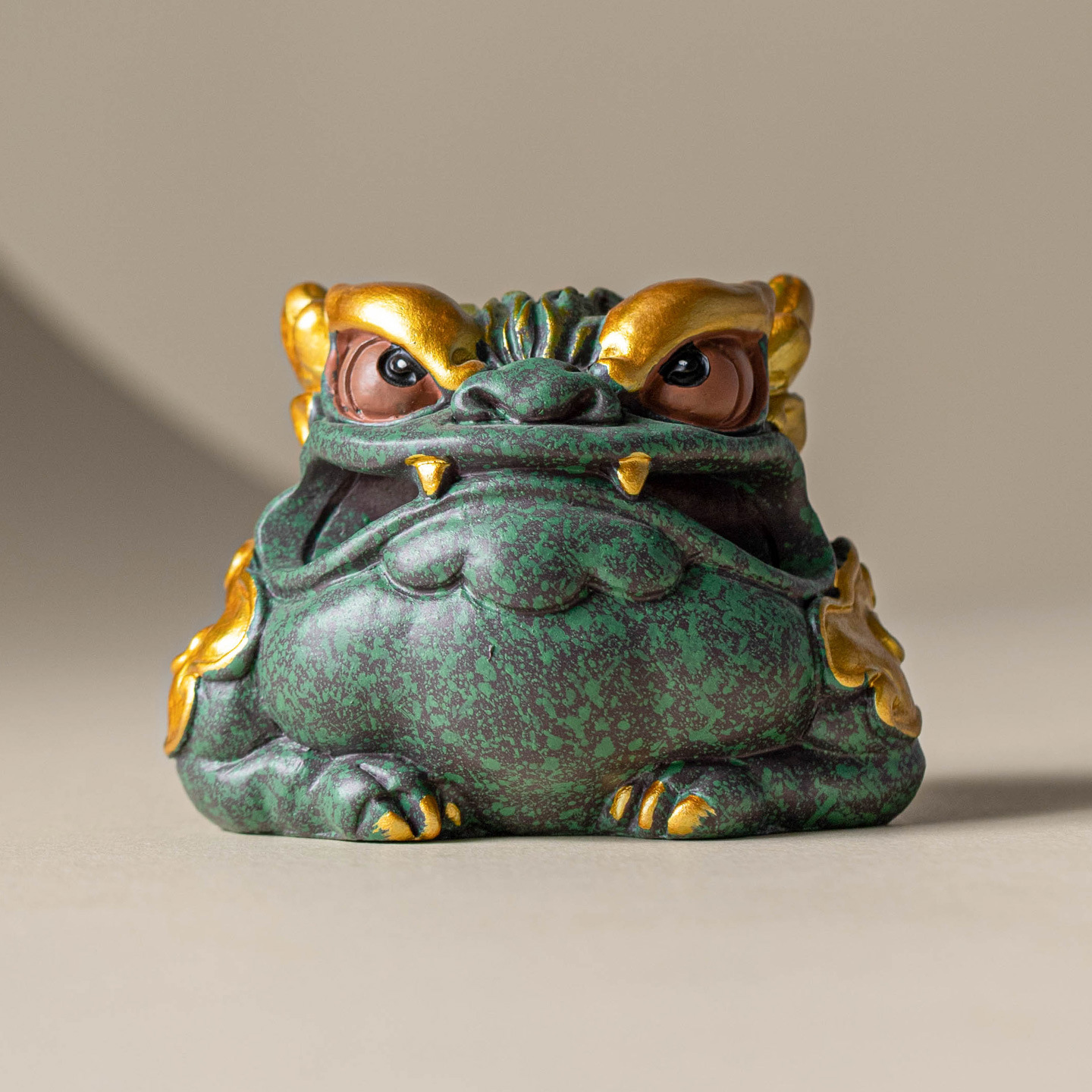 Đồ trang trí nội thất nhà bằng đá sa thạch xanh may mắn sáng tạo ba chân con cóc vàng